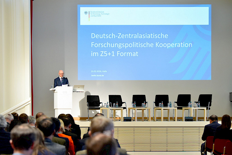 BMFTR-Staatssekretär Dr. Marcus Pleyer hält ein Grußwort.