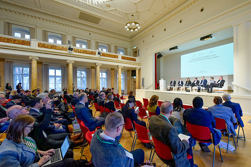 Am Abend fand die Session "Wissenschaftliche Zusammenarbeit zwischen Deutschland und den Ländern Zentralasiens" statt, die von Prof. Dr. Christian Tietje (Mitte) moderiert wurde. Auf dem Podium saß auch der Leiter der MLU-Repräsentanz in Almaty Dr. Peter Liebelt (links).