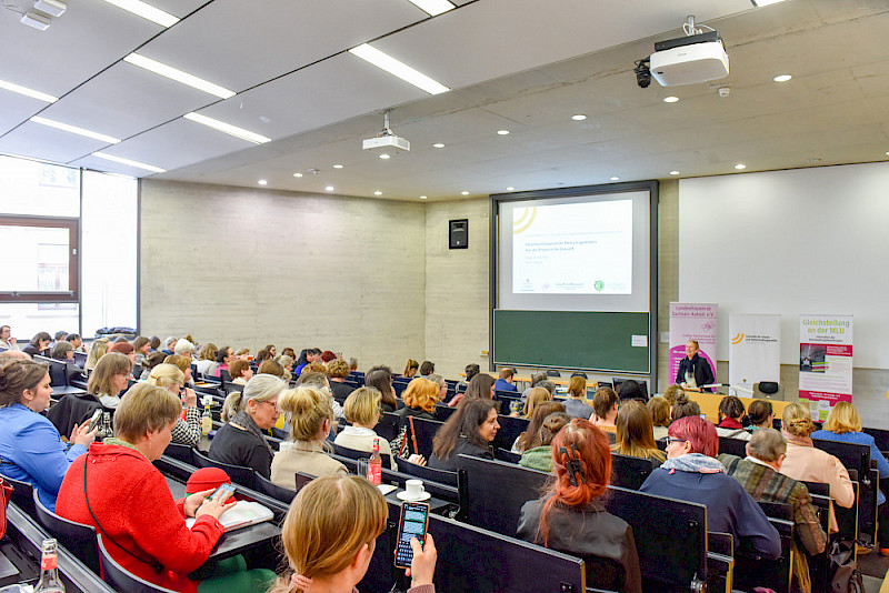 Rund 200 Teilnehmerinnen kamen zur Veranstaltung ins Audimax.