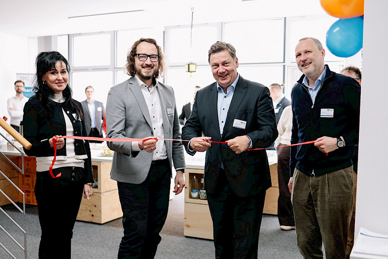 Eröffnung des Maker- und Education Lab in Merseburg: Sabine Faulstich, Dezernentin für Kreisentwicklung Landkreis Saalekreis, Merseburgs Oberbürgermeister Sebastian Müller-Bahr, der Rektor der Hochschule Merseburg Markus Krabbes und TPG-Leiter Patrick Jahn von der MLU