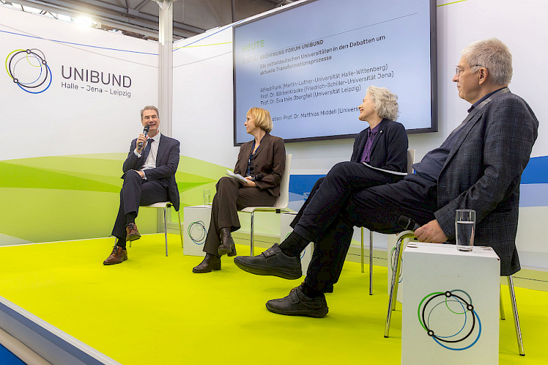 MLU-Kanzler Alfred Funk, Vizepräsidentin Bärbel Kracke aus Jena, Rektorin Eva Inés Obergfell aus Leipzig und Moderator Matthias Middell (v.l.) eröffneten das Forum Unibund auf der Leipziger Buchmesse.