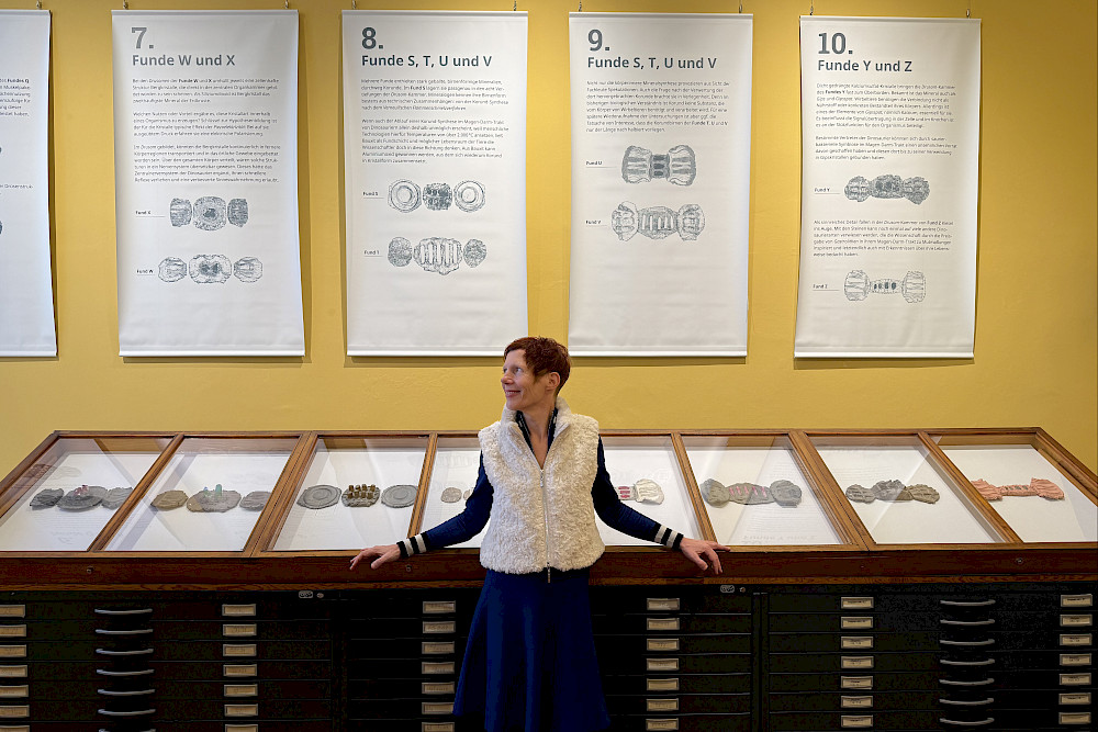 Beate Eismann, freischaffende Künstlerin und Projektmitarbeiterin im Zentralmagazin Naturwissenschaftlicher Sammlungen, in der neuen Ausstellung