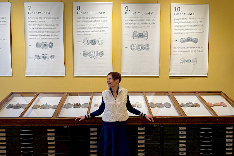 Beate Eismann, freischaffende Künstlerin und Projektmitarbeiterin im Zentralmagazin Naturwissenschaftlicher Sammlungen, in der neuen Ausstellung