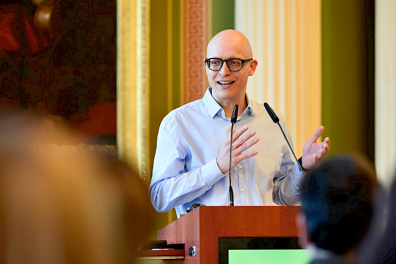 Robert Forkel, Mitarbeiter in der Germanistik, hielt die Festrede.