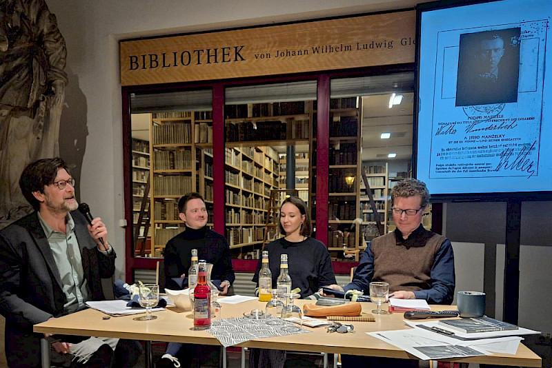 Literaturwissenschaftler Stephan Pabst, die Studierenden Theo Feist und Mathilda Fischer sowie Gedenkstättenleiter Gero Fedtke (v.l.) stellen das Buch bei einer Lesung in Halberstadt vor.