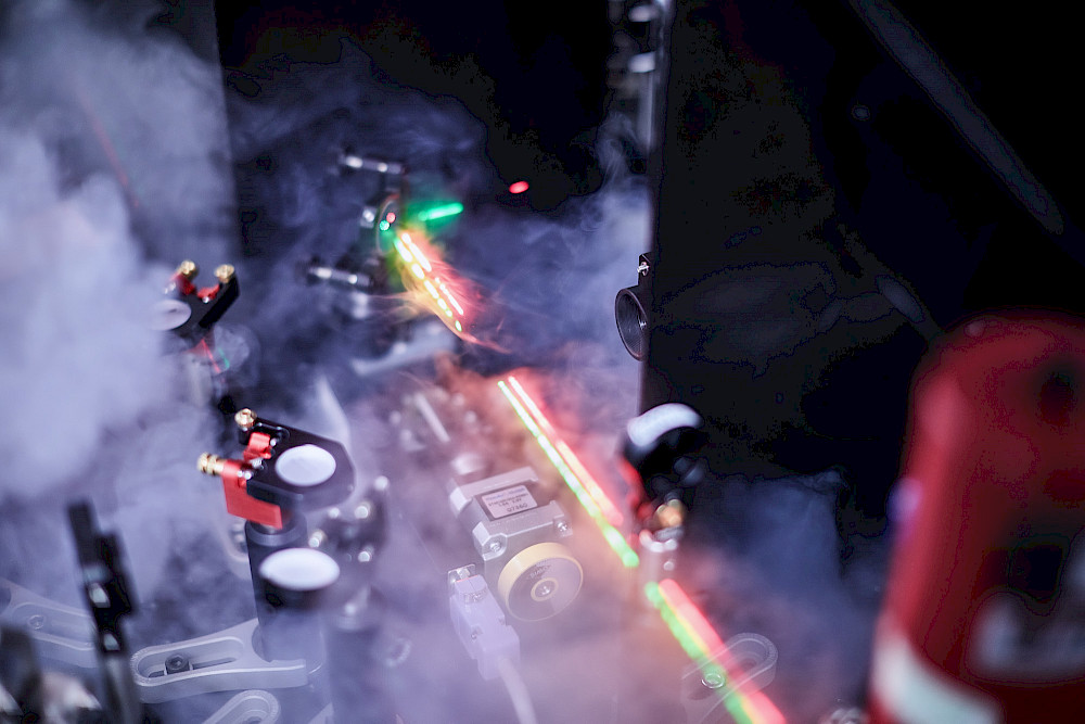 Im „Center for Chiral Electronics“ werden Hochleistungslaser für die Forschung eingesetzt.