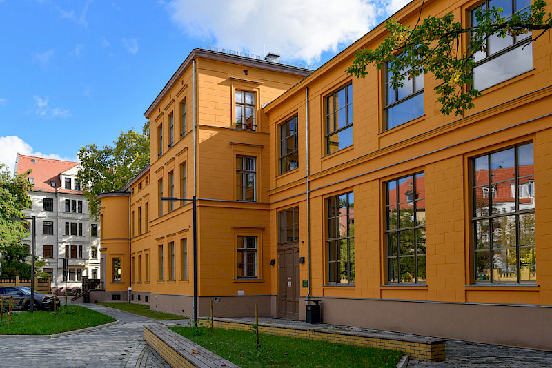 Das Institutsgebäude Geobotanik von der Hofseite aus