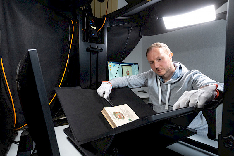 Christian Eisner, Mitarbeiter in der ULB, digitalisiert ein Buch aus dem Jahr 1596 aus der von Alvenslebenschen Bibliothek.