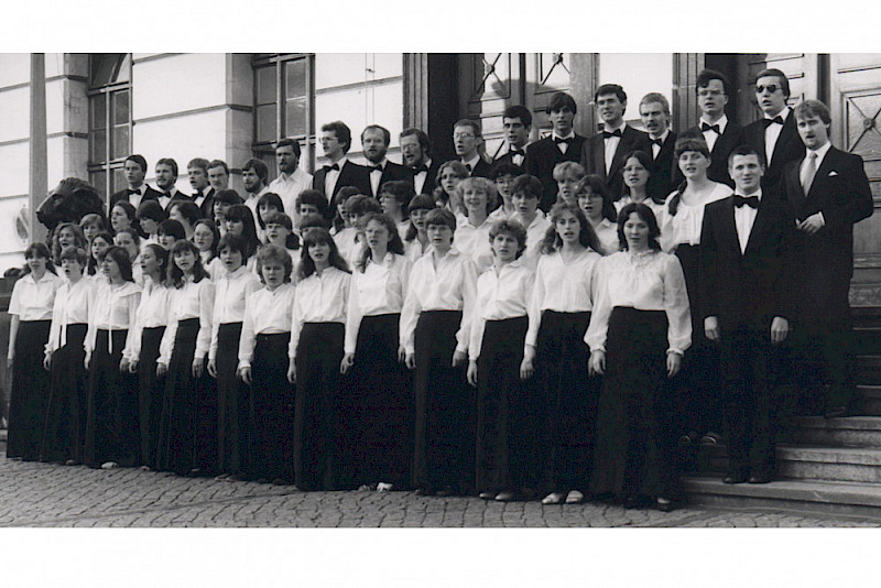 Der Universitätschor Halle 1984. Mit dabei sind auch Jens Lorenz (rechts oben) und Jens Arndt (oben, siebter von links).
