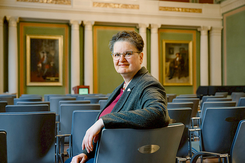 Auf dem Fundament der Tradition die Zukunft gestalten: Rektorin Claudia Becker in der Aula der Universität