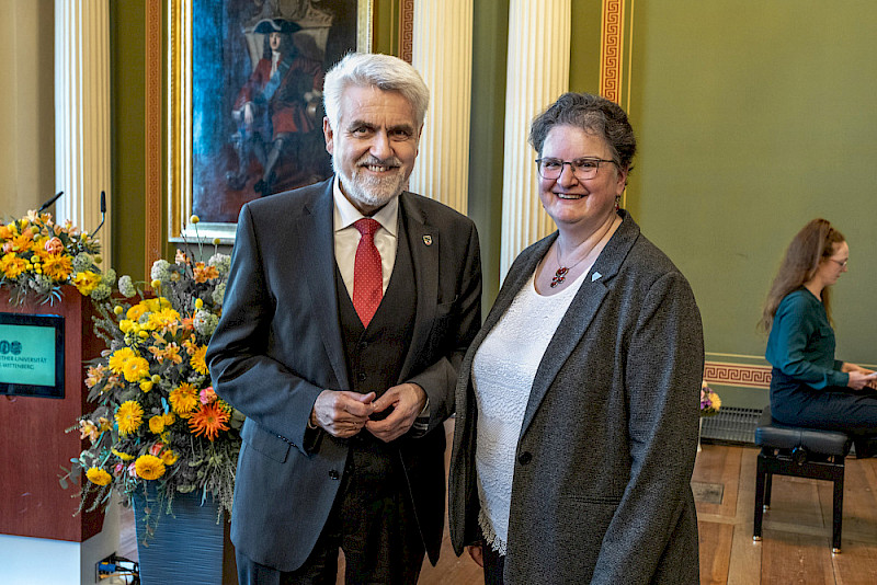 Wissenschaftsminister Armin Willigmann besuchte den Frühjahrsempfang und wurde von Rektorin Claudia Becker begrüßt.
