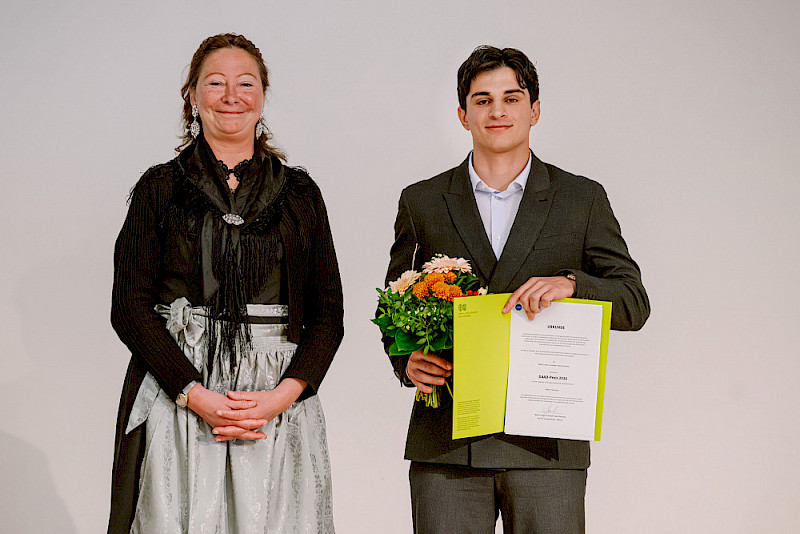 Prorektorin Christine Fürst mit dem Träger des diesjährigen DAAD-Preises Albert Arzumanian