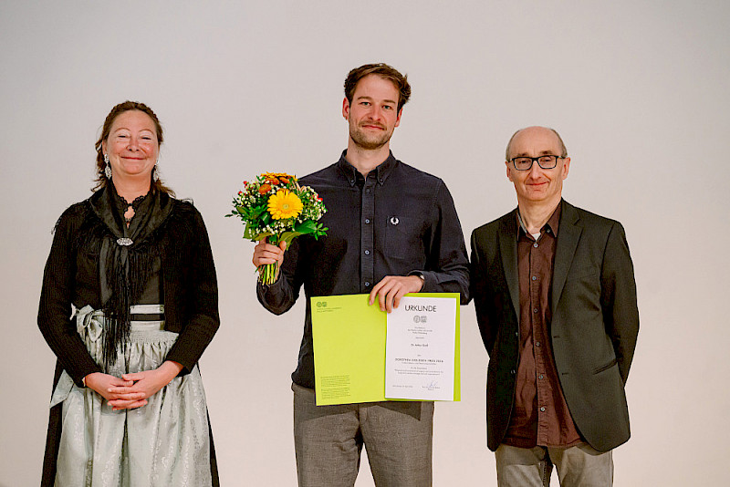 Prorektorin Christine Fürst mit Arthur Groß, der mit einem Dorothea-Erxleben-Preis für seine Dissertation geehrt wurde, und seinem Betreuer Bruno Glaser (von links)
