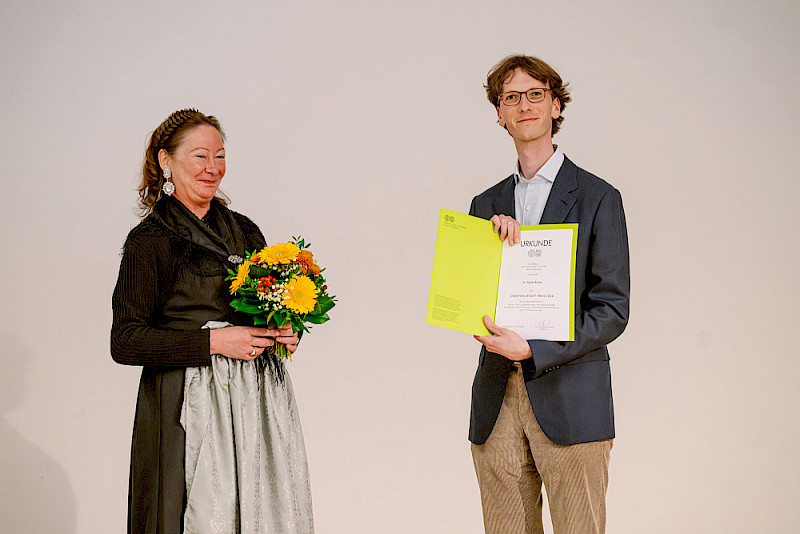 Prorektorin Christine Fürst und Adrian Richter, der für seine Habilitation den Christian-Wolff-Preis der Universität erhielt