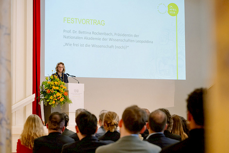 Die Festrede vor der Urkundenübergabe hielt Leopoldina-Präsidentin Bettina Rockenbach.