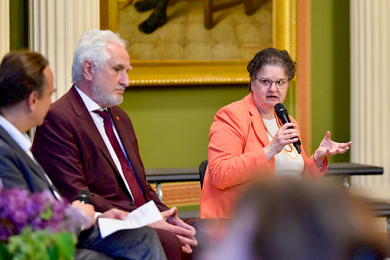 Rektorin Claudia Becker - hier zu sehen mit Ulrich Bartosch und Pablo Pirnay-Dummer (von rechts) - unterstrich in der Podiumsdiskussion die Bedeutung verlässlicher Rahmenbedingungen.