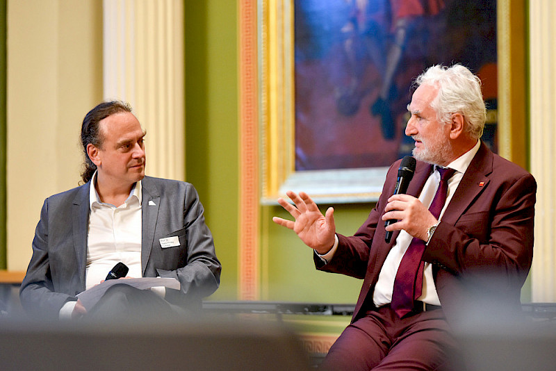 HRK-Vize Ulrich Bartosch in der von Pablo Pirnay-Dummer (links) moderierten Debatte