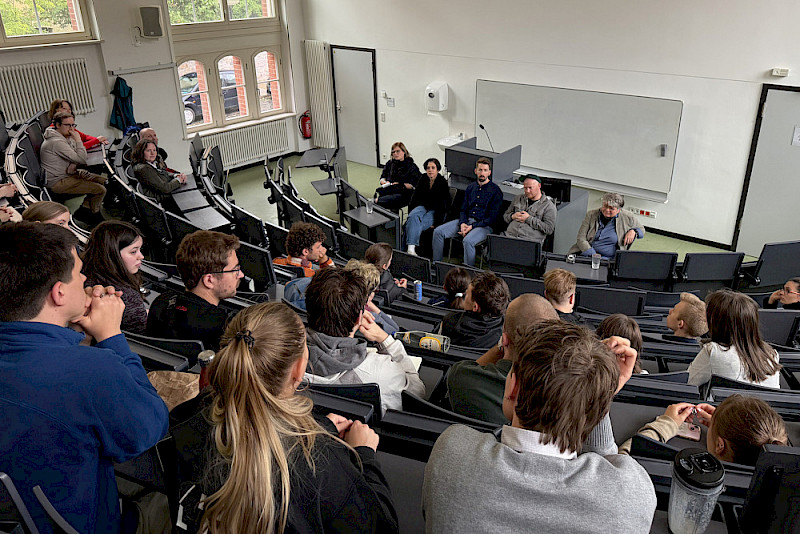 Im Gespräch mit den Studierenden: die Journalistinnen und Journalisten vom Deutschlandfunk Nadine Lindner, Katharina Hamberger, Niklas Ottersbach, Moritz Metz und Friederike Sittler (v.l.).