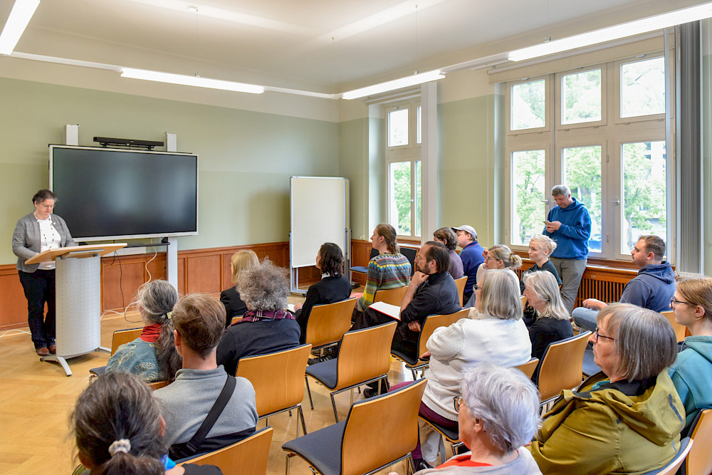 Rektorin Claudia Becker bei ihrem Grußwort auf der Gedenkveranstaltung. Sie betonte unter anderem, wie wichtig das Gedenken ist.