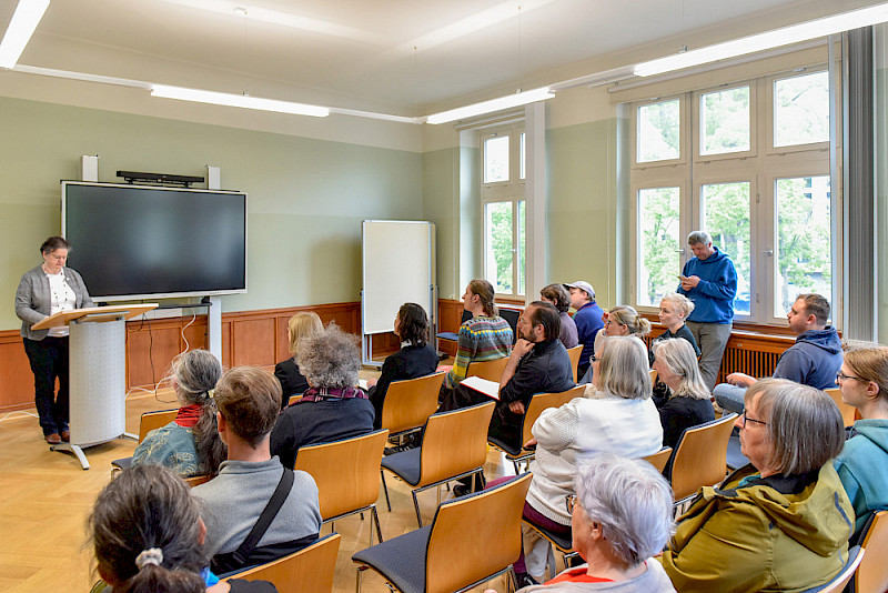 Rektorin Claudia Becker bei ihrem Grußwort auf der Gedenkveranstaltung. Sie betonte unter anderem, wie wichtig das Gedenken ist.