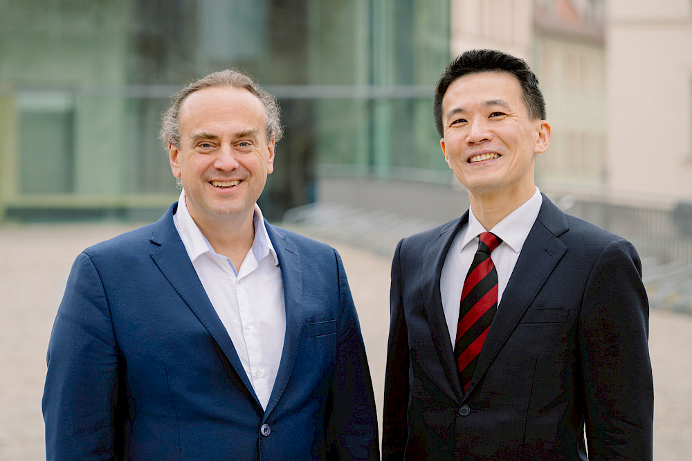 Mizuki Kumashiro (rechts) mit dem Prorektor für Studium und Lehre Pablo Pirnay-Dummer, an dessen Lehrstuhl für Pädagogische Psychologie er ein Jahr lang forschte