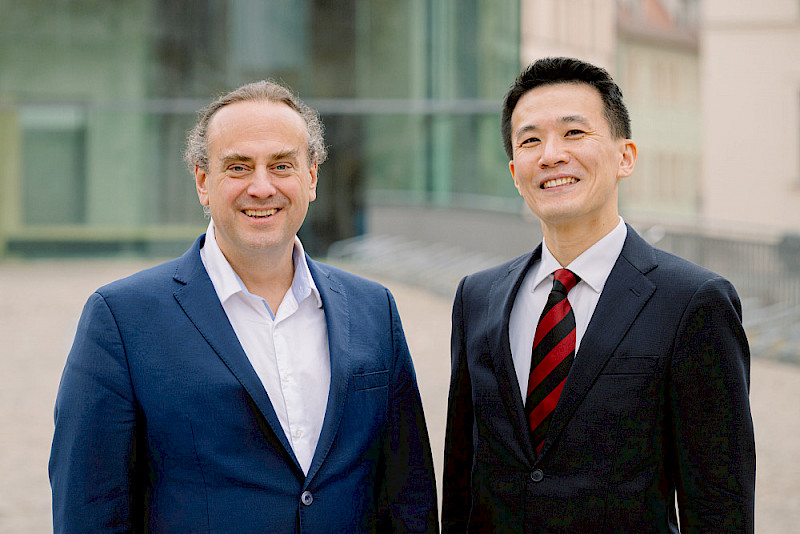 Mizuki Kumashiro (rechts) mit dem Prorektor für Studium und Lehre Pablo Pirnay-Dummer, an dessen Lehrstuhl für Pädagogische Psychologie er ein Jahr lang forschte
