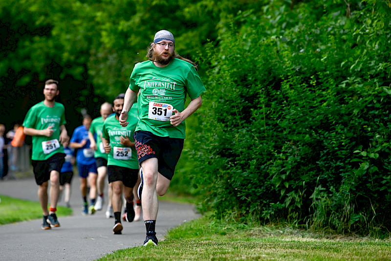 Impression vom Firmenlauf des vergangenen Jahres: Die MLU-Beschäftigten liefen in grünen Uni-Shirts.