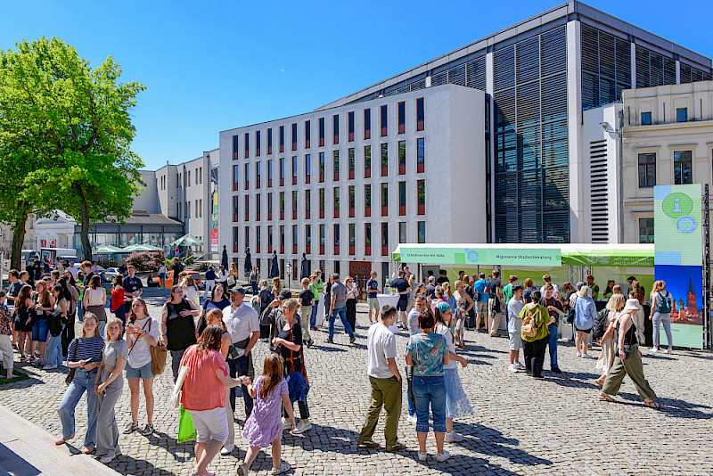 HIT 2026: Gutes Wetter und gute Stimmung auf dem Universitätsplatz. Zahlreiche Schülerinnen und Schüler sowie deren Eltern informierten sich über ein Studium an der MLU.