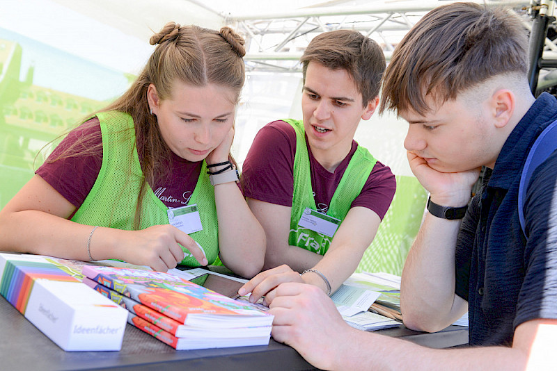 Gefragte Beratung: Studienbotschafter*innen am Infostand
