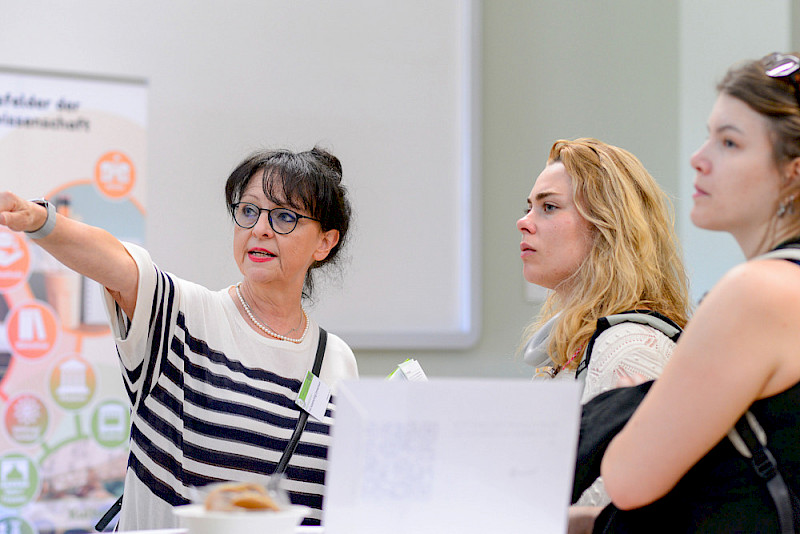 Meet the Prof: Die Möglichkeit, direkt mit den Professor*innen ins Gespräch zu kommen, nutzten viele junge Menschen. Sprechwissenschaftlerin Susanne Voigt-Zimmermann führte viele Beratungsgespräche im Löwengebäude.