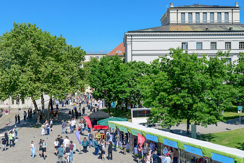Wunderbares Sommerwetter lockte zahlreiche Besucher*innen auf den Uniplatz und an die Infostände.