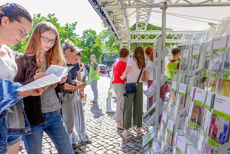 Auf jede Frage eine Antwort – und dazu einen Flyer: Stand der Studienberatung auf dem Uniplatz