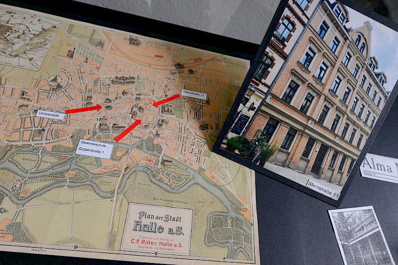 Der alte Stadtplan von Halle zeigt die Orte, die mit Agathe Lasch in Verbindung stehen: ihre Wohnung, die Universität und eine Gewerbeschule, an der sie als Lehrerin gearbeitet hat.