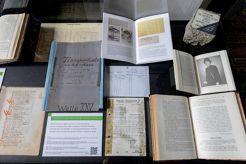 Eine Vitrine beleuchtet anhand von Archivmaterialen und Zeitzeugenberichten die letzten Lebensjahre der Germanistin und ihre Ermordung.