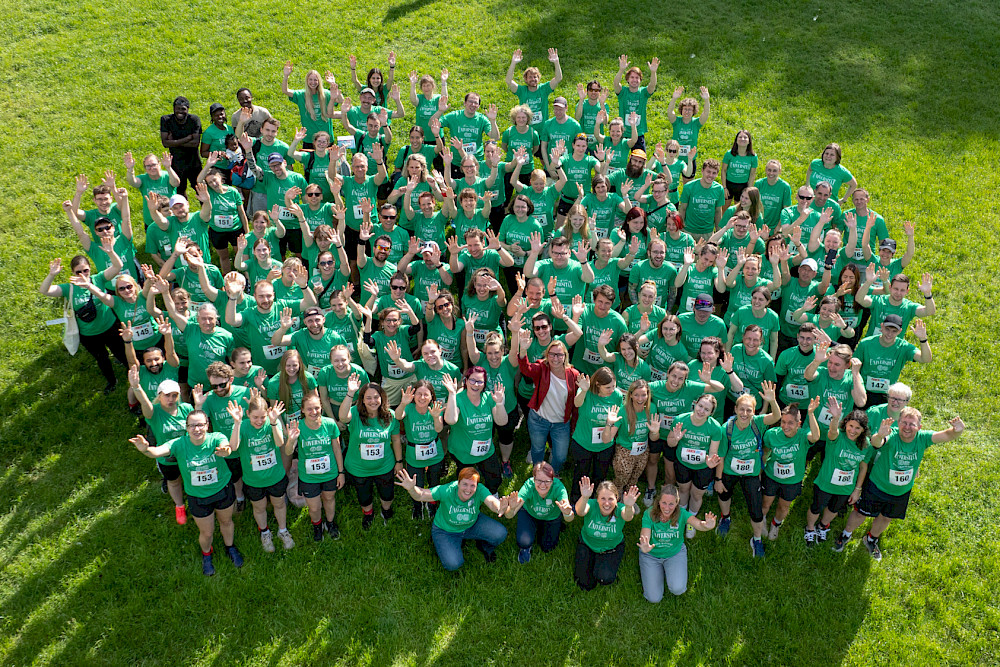 Freude vor dem Start: Gruppenbild in grünen Uni-Shirts mit dem überwiegenden Teil der MLU-Mannschaften