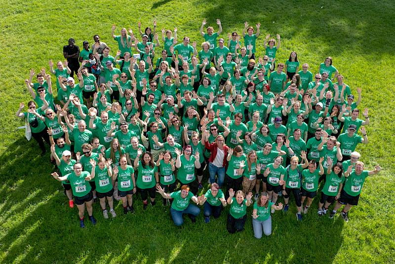 Freude vor dem Start: Gruppenbild in grünen Uni-Shirts mit dem überwiegenden Teil der MLU-Mannschaften