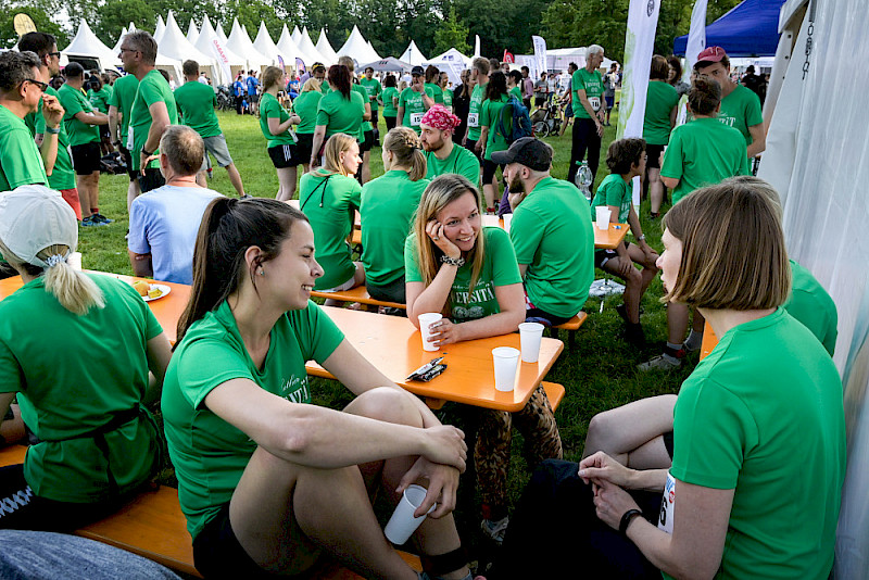 Das Zusammensein ist neben der Bewegung ein zentrales Anliegen des Events - die MLU-Teams nutzten die Chance für Gespräche.