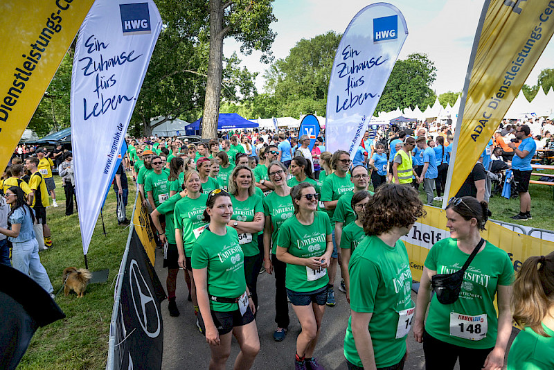 Kurz vor dem Start sammelten sich die Läuferinnen und Läufer in ihren grünen Uni-Shirts.