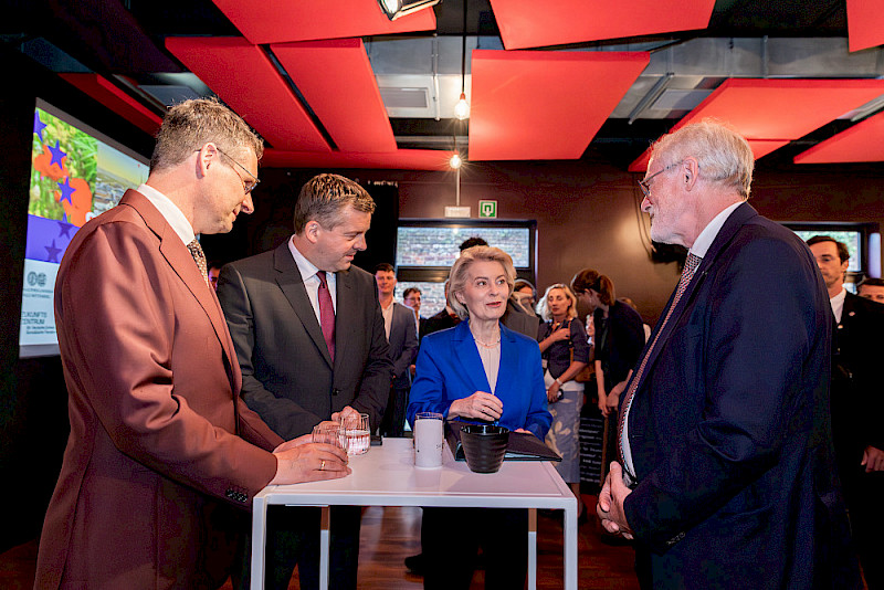 Beim Sommerfest der Landesvertretung im Gespräch: Oberbürgermeister Alexander Vogt, Ministerpräsident Sven Schulze, EU-Kommissionspräsidentin Ursula von der Leyen und Europaminister Rainer Robra (von links)