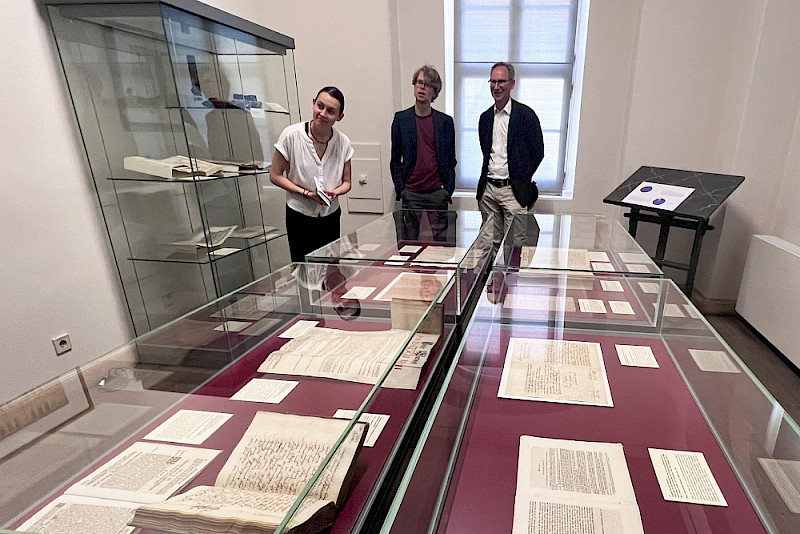 Die Studierenden Svenja Wieczorrek und Lukas Stoffregen - hier mit Historiker Andreas Pečar (rechts) - stellten die Ausstellung vor.