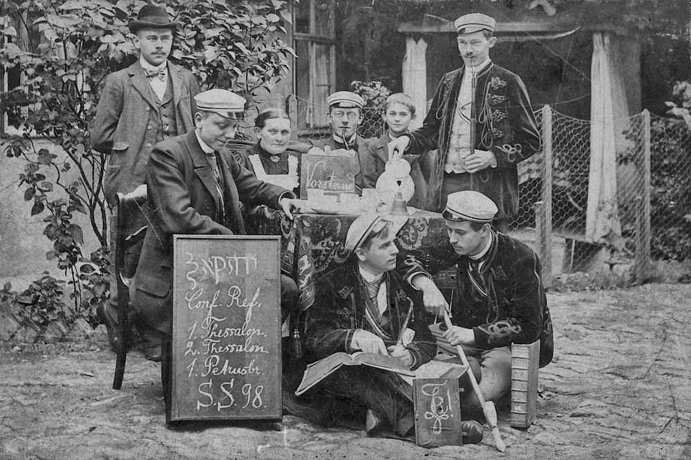 Gruppenbild auf dem Hof des Reformierten Convicts im Sommersemester 1898 - zu sehen sind die Bewohner, Hauswirtin "Tante" Klingner und deren Neffe Walter.