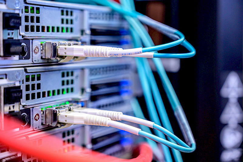 Nahaufnahme von IT-Infrastruktur. Um IT-Projekte und Services geht es in der neuen Veranstaltungsreihe des ITZ.