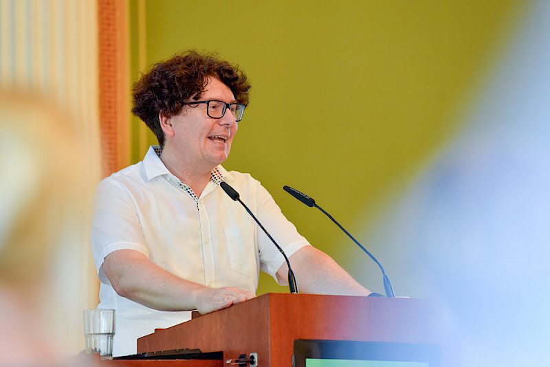 Der Direktor des Zentrums für Lehrer*innenbildung Torsten Fritzlar begrüßte die Absolventinnen und Absolventen.