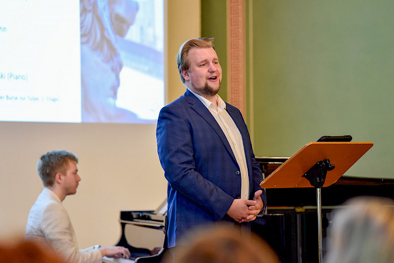 Für die musikalische Umrahmung sorgten Tenor Martin Wolff und Johannes Wasikowski am Klavier.