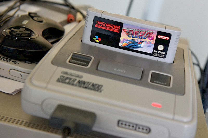 Eine Super-Nintendo-Konsole gehört ebenfalls zum Labor.