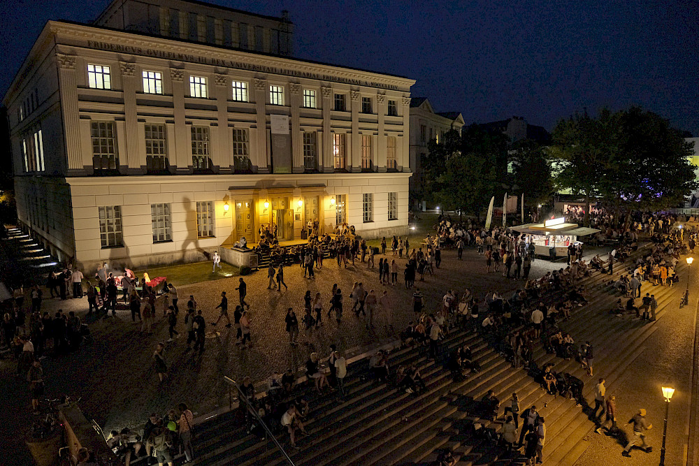 Der Uniplatz mit dem Löwengebäude: Hierhin lockt auch in diesem Jahr manches Highlight der Langen Nacht der Wissenschaften.