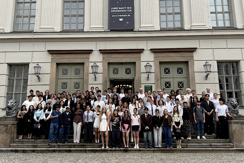 Gruppenbild vor dem Löwengebäude: Hier erhielten die Kollegiatinnen und Kollegiaten ihre Zeugnisse.