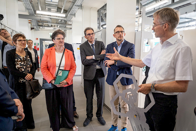 Im Institut für Chemie freute sich der Lebensmittelchemiker Marcus Glomb (rechts) über das neue Ausbildungslabor.