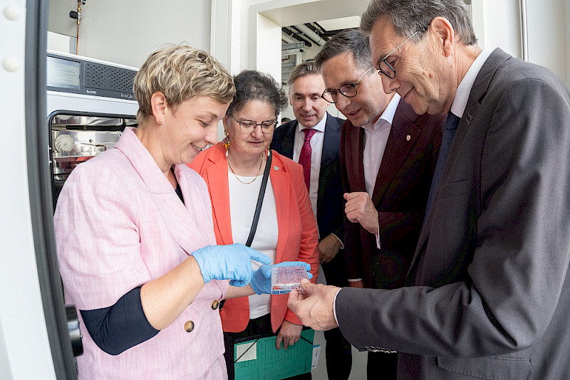 Pharmazie-Professorin Sonja Keßler erklärte Rektorin Claudia Becker, Wissenschaftsstaatssekretär Thomas Wünsch, Halles Oberbürgermeister Alexander Vogt und Finanzstaatssekretär Rüdiger Malter (von links) auf einer Führung durch die sanierten Gebäude die aktuelle Forschung.
