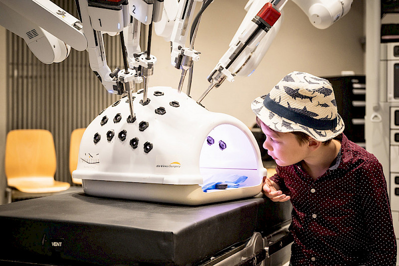 Im Uniklinikum wurde OP-Roboter DaVinci gezeigt.